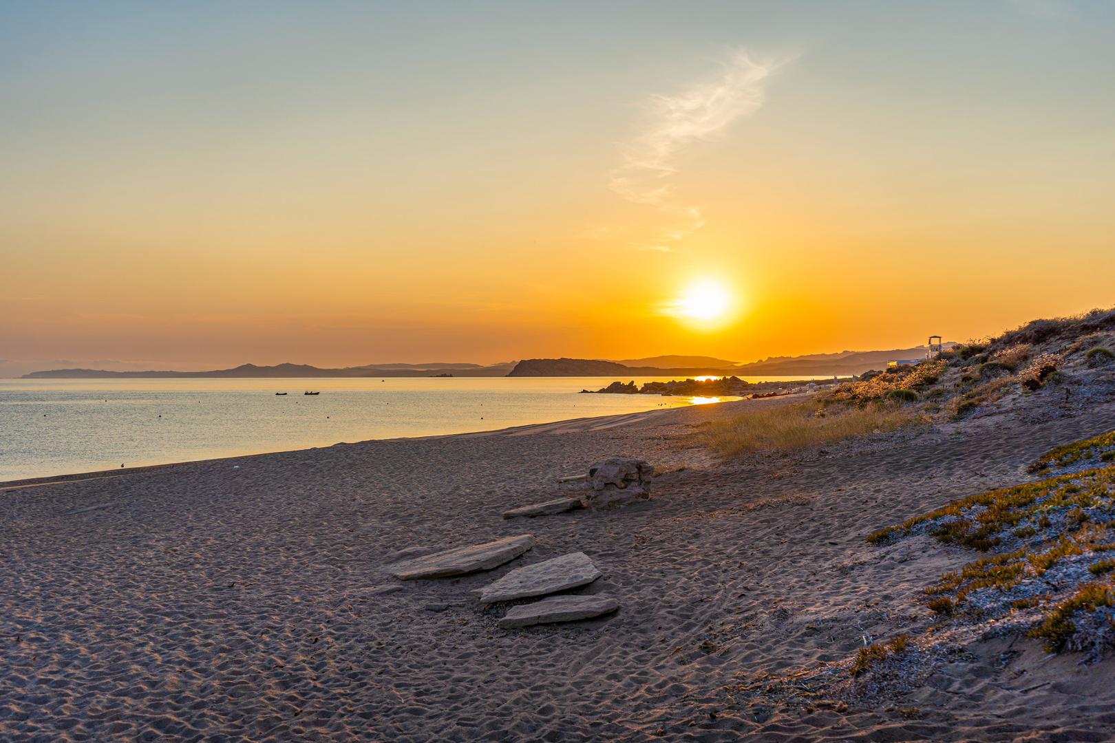 Strand bij zonsondergang — Camping Village Baia Blu La Tortuga