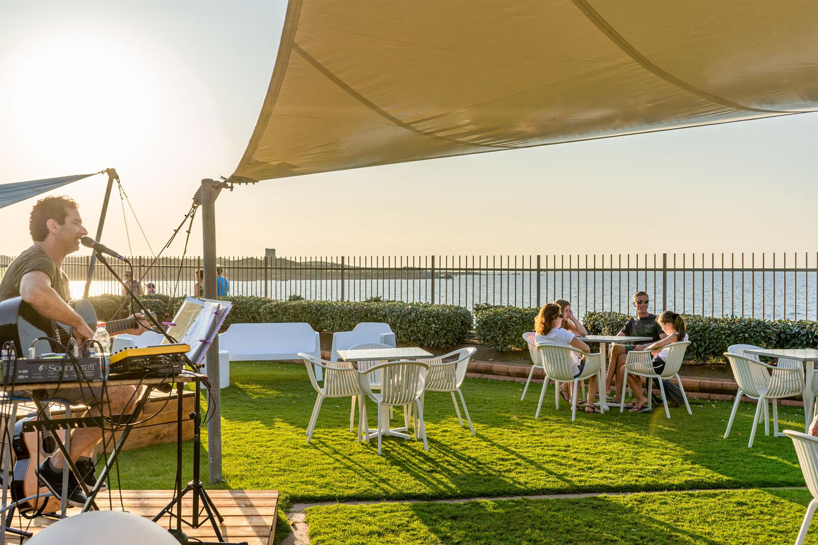 Restaurantterras buiten — Camping Village Baia Blu La Tortuga