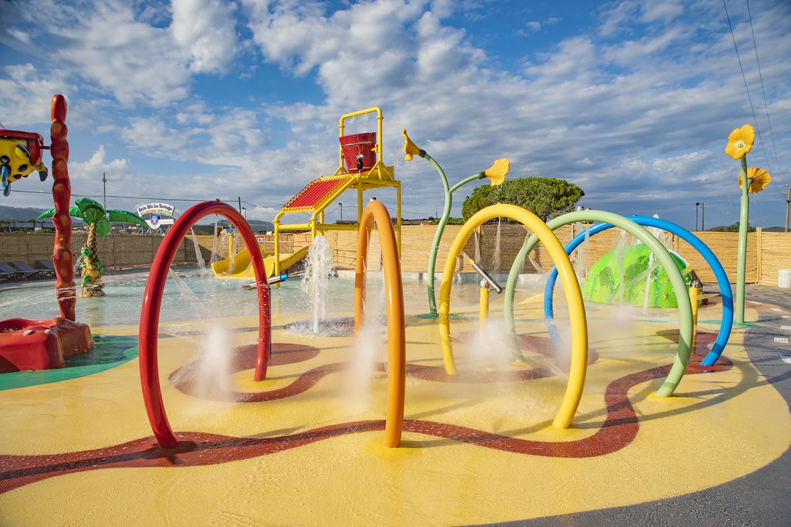 Buitenzwembad met ligbedden — Camping Village Baia Blu La Tortuga