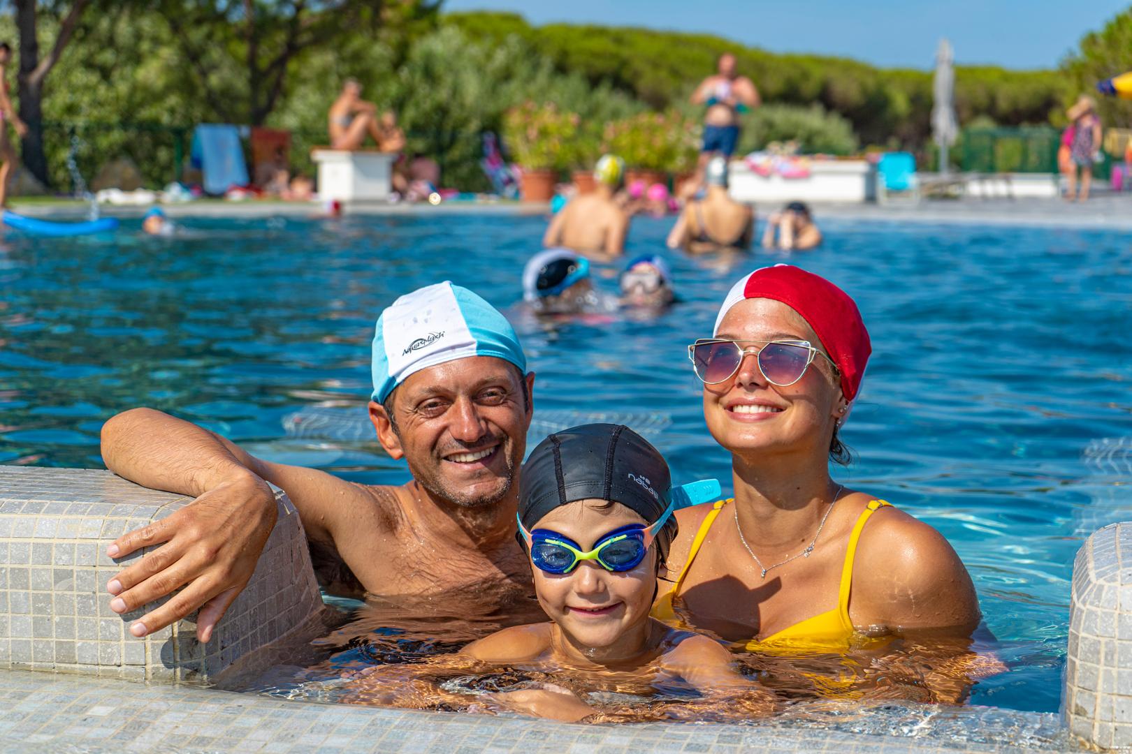Buitenzwembad met ligbedden — Camping Village Baia Blu La Tortuga