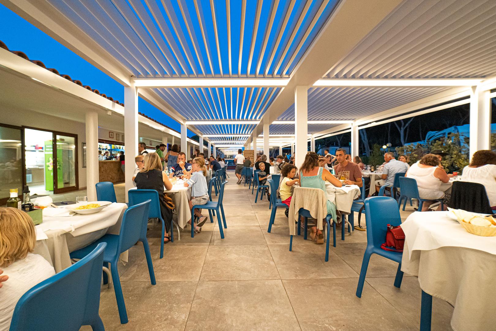 Restaurantterras buiten — Camping Village Baia Blu La Tortuga