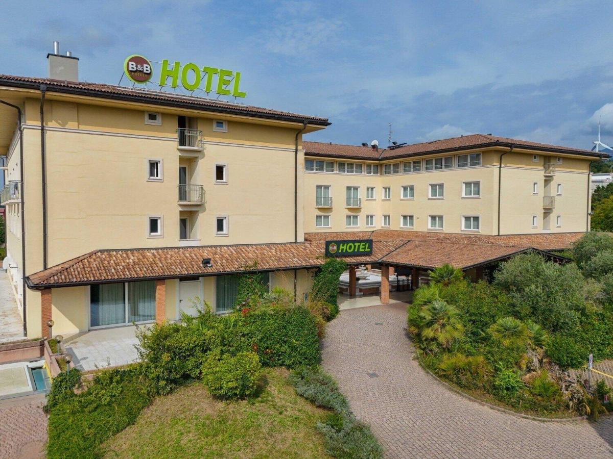 een hotel met een bord erbovenop bij B&B Hotel Affi - Lago di Garda in Affi