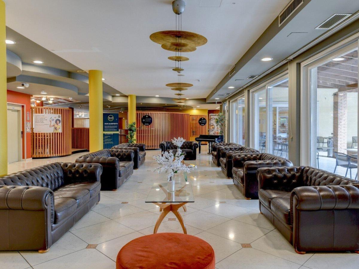 een grote wachtkamer met leren banken en een tafel bij B&B Hotel Affi - Lago di Garda in Affi
