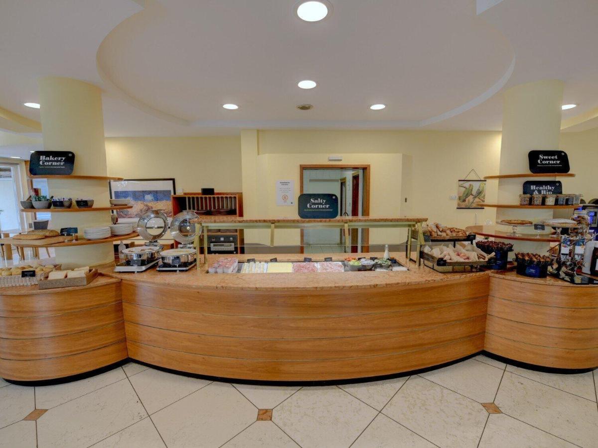 een winkel met een toonbank in een winkel bij B&B Hotel Affi - Lago di Garda in Affi