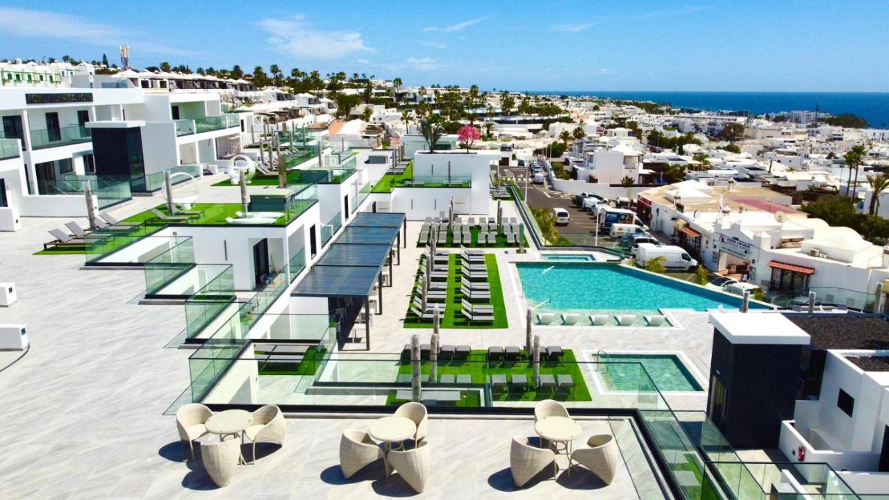 Een luchtfoto van een resort met een zwembad. bij Hotel Royal Atlántico in Puerto del Carmen
