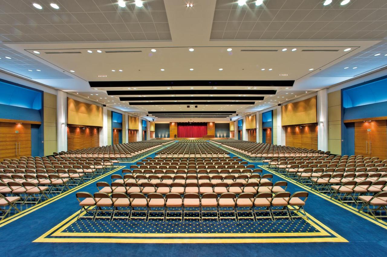 een lege zaal met stoelen en een podium bij Kipriotis Village Resort by Anayia All Inclusive Resorts in Kos-stad +60 fot