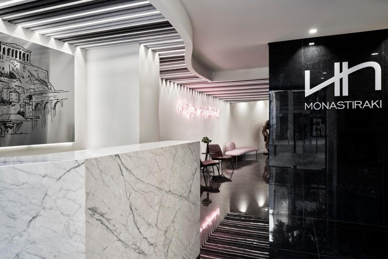De lobby van een gebouw met een marmeren balie. bij NLH MONASTIRAKI - Neighborhood Lifestyle Hotels in Athene