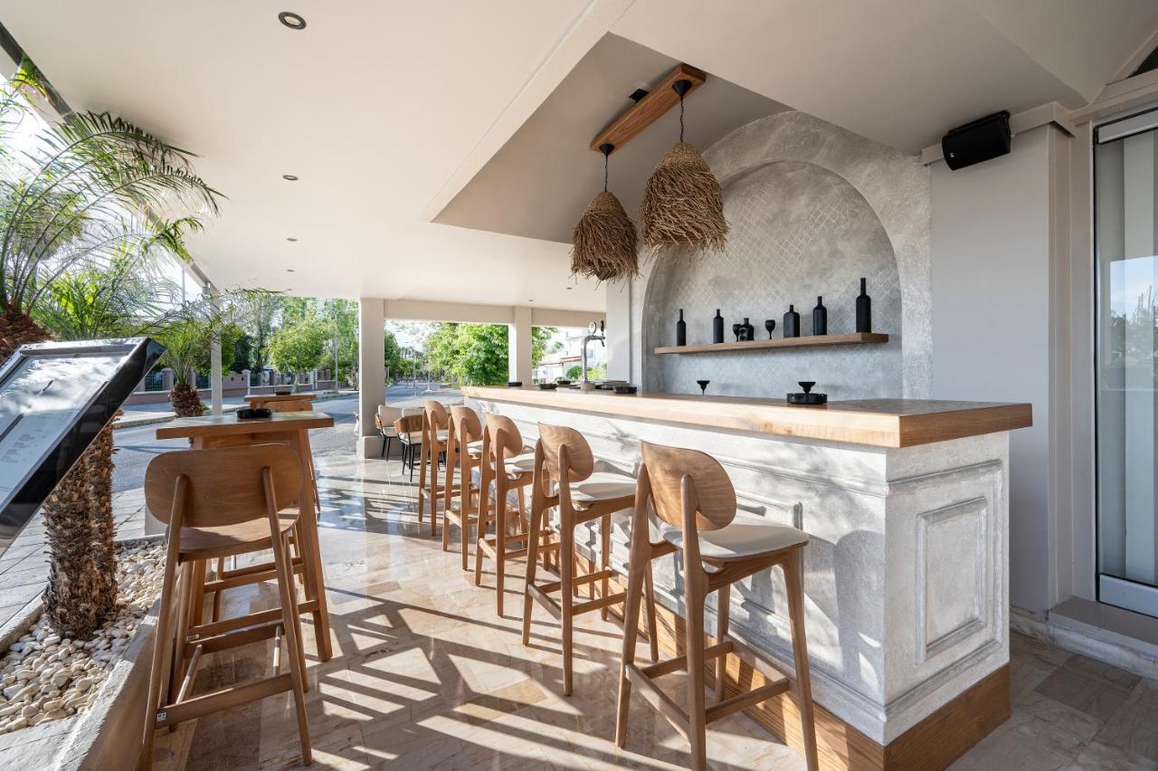 een bar met stoelen en een toonbank in een kamer bij Zephyros Hotel in Kos-stad