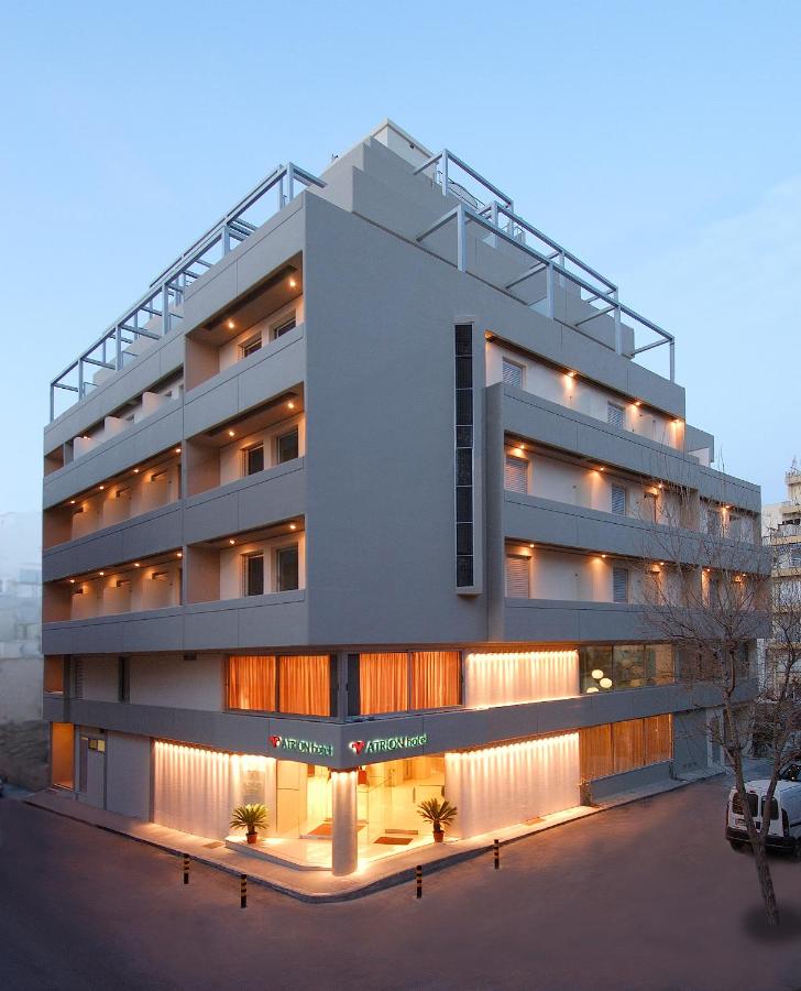 een appartementengebouw met verlichting op de gevel bij Atrion Hotel in Heraklion