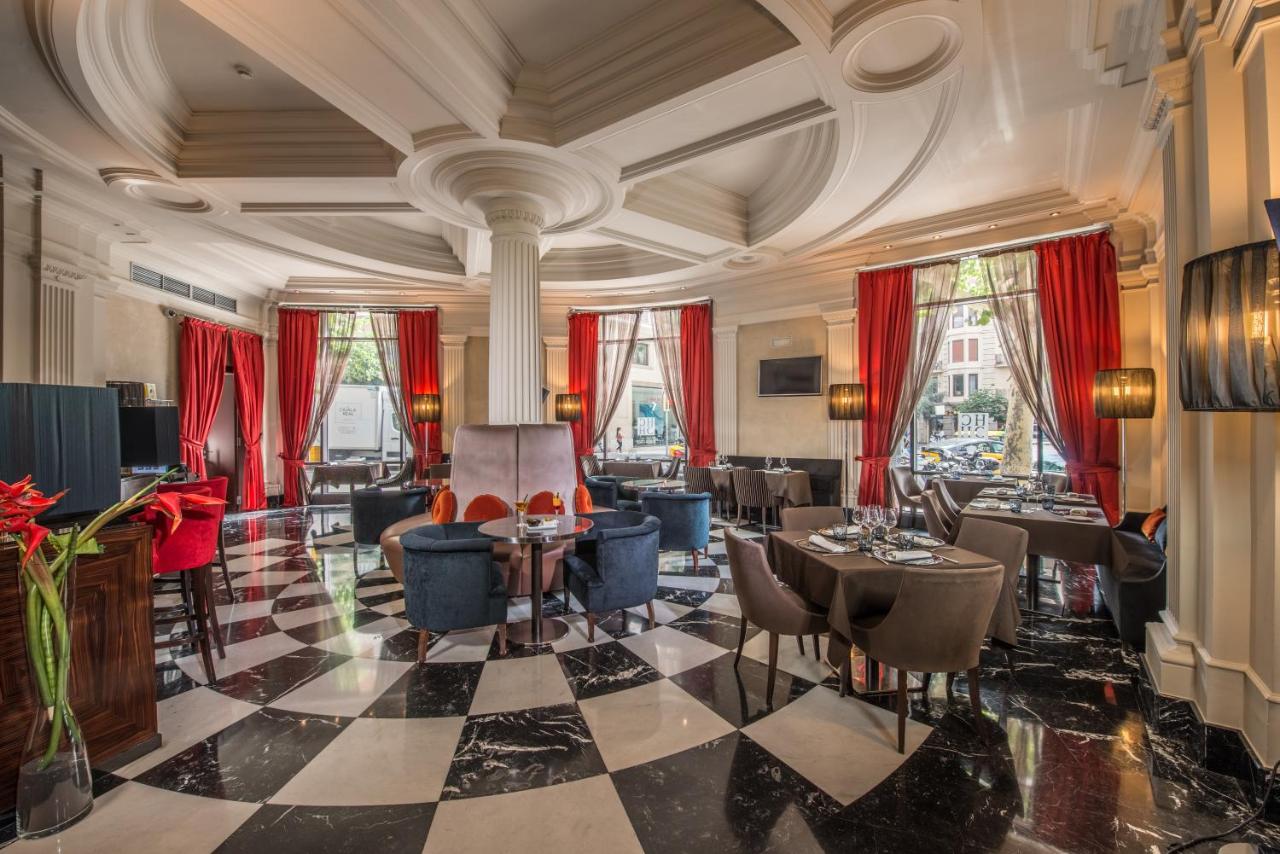 een hotellobby met tafels en stoelen en rode gordijnen bij Hotel Barcelona Center in Barcelona