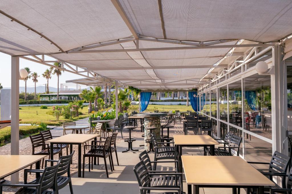 Costa Angela Seaside Resort image 3