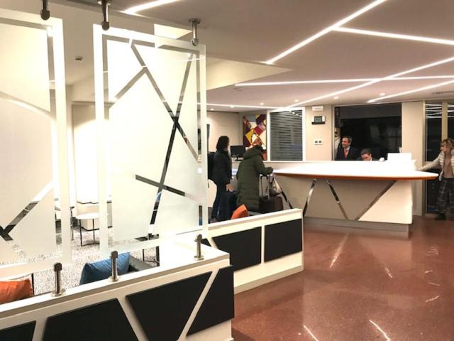 een groep mensen in een kamer met een toonbank bij Cardano Hotel Malpensa in Cardano al Campo