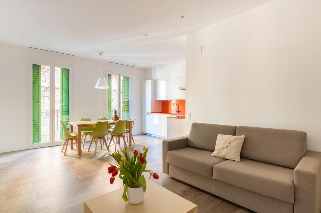 een woonkamer met een bank en een tafel bij Cosmo Apartments Marina – Auditori in Barcelona