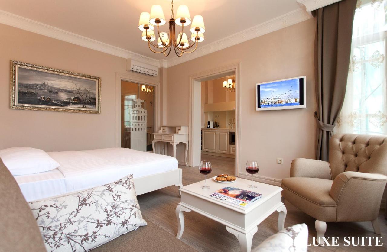 een slaapkamer met een bed en een woonkamer bij Louis Appartements Galata in Istanbul
