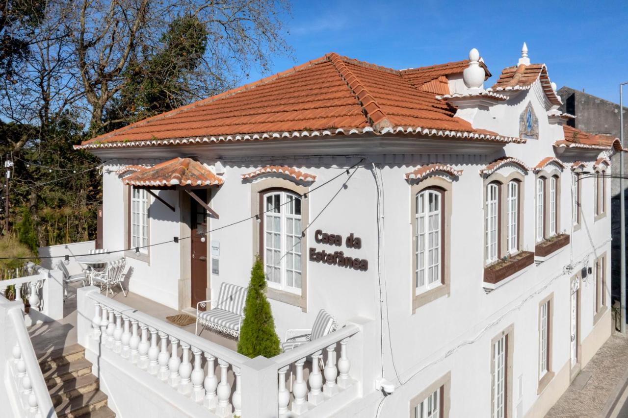 een wit huis met een rood dak bij Casa da Estefânea in Sintra