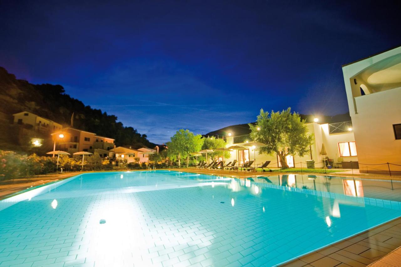 een groot zwembad 's nachts bij Castellaro Golf Resort in Castellaro