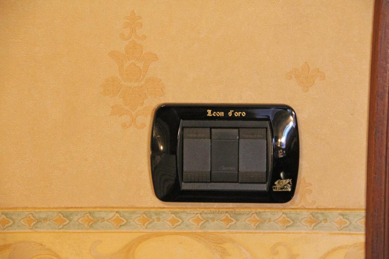 een zwarte televisie aan de muur van een kamer bij Albergo Ristorante Leon d'Oro in Noventa di Piave