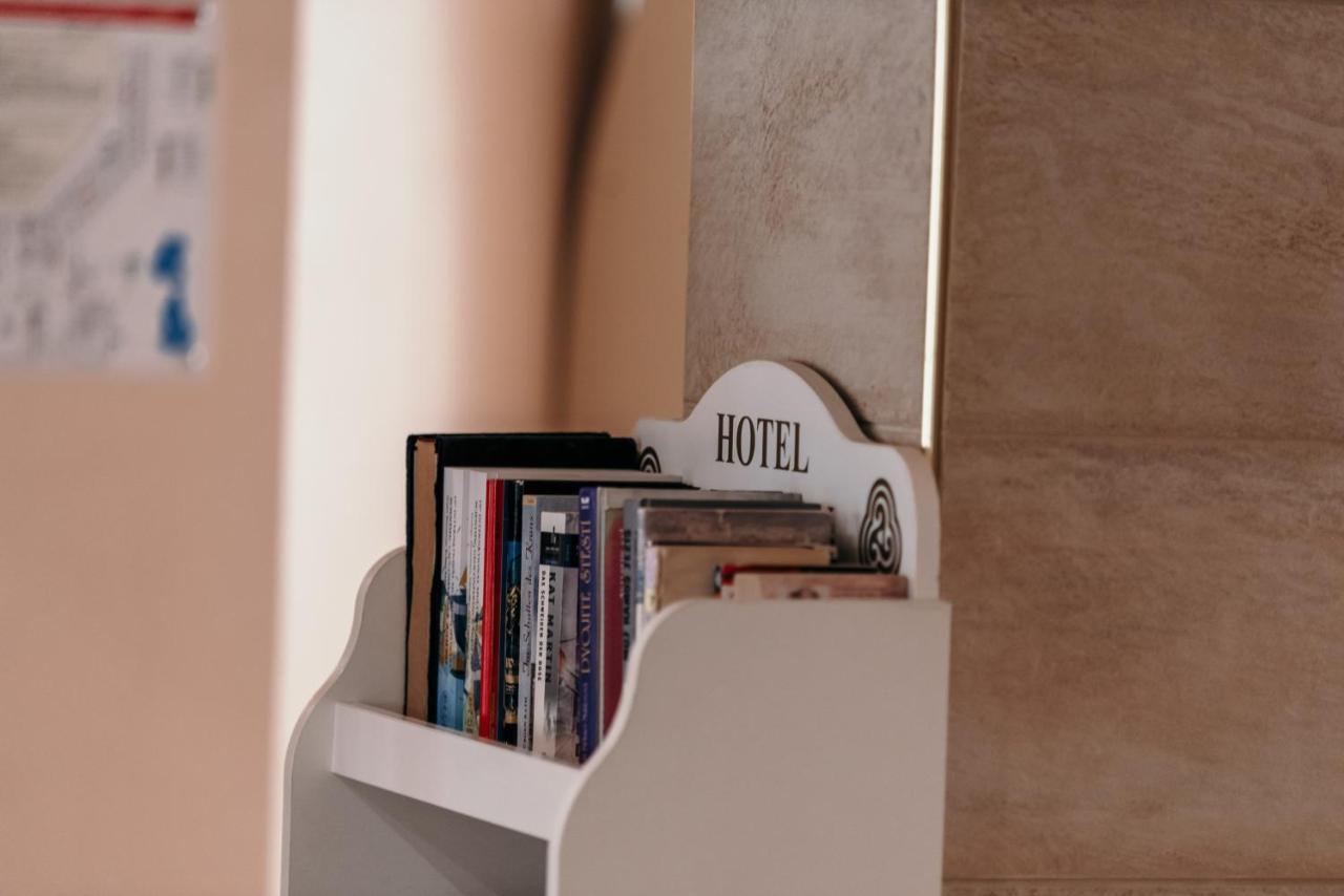 een boekenplank met boeken en een speelgoedauto erop bij Hotel Sandy Beach in Albena