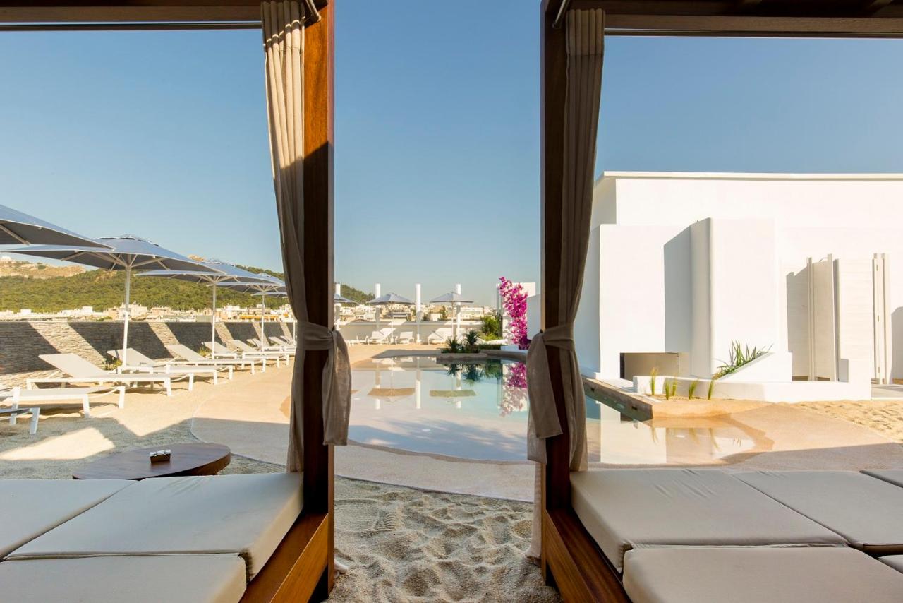een kamer met uitzicht op een zwembad en een bed bij Airotel Alexandros in Athene