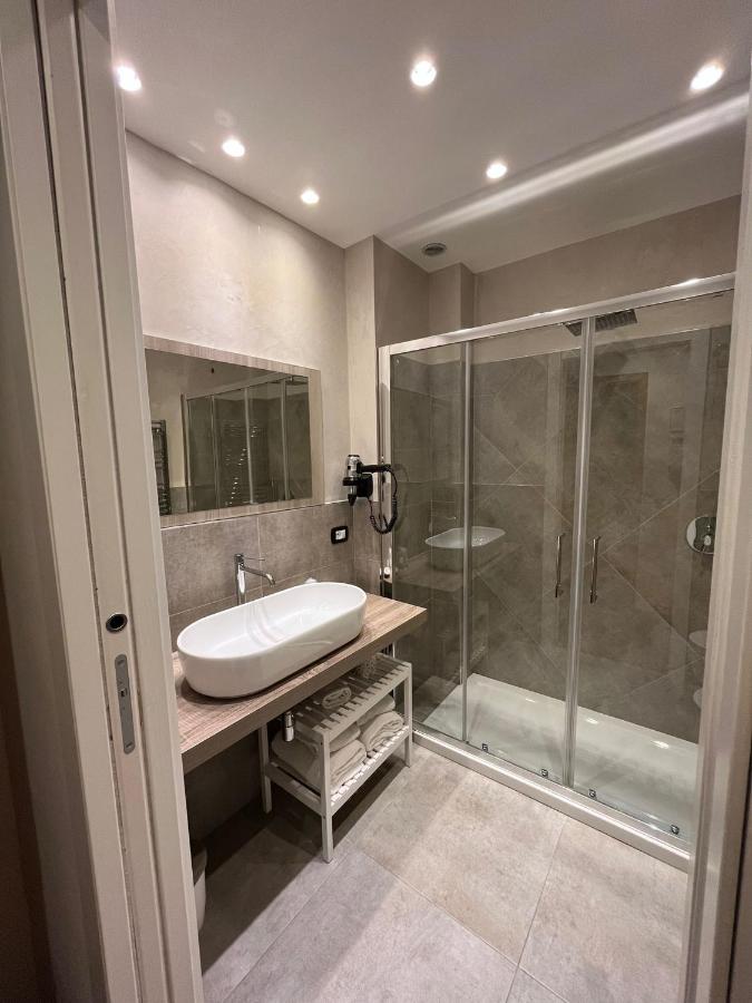 een badkamer met een wastafel en een douche bij Hotel Alinari in Florence
