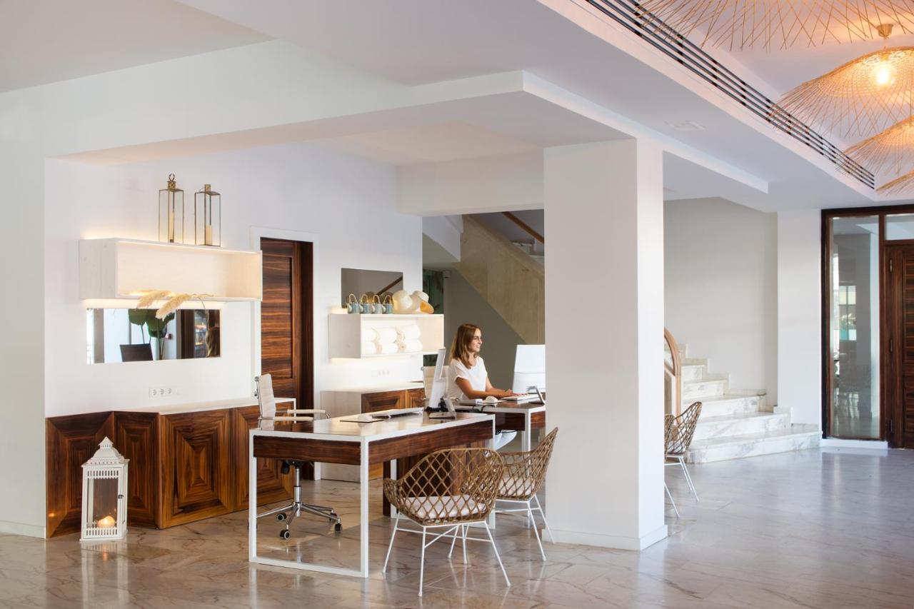 een vrouw die aan een bureau in een woonkamer zit bij The 15th Boutique Hotel in Lloret de Mar