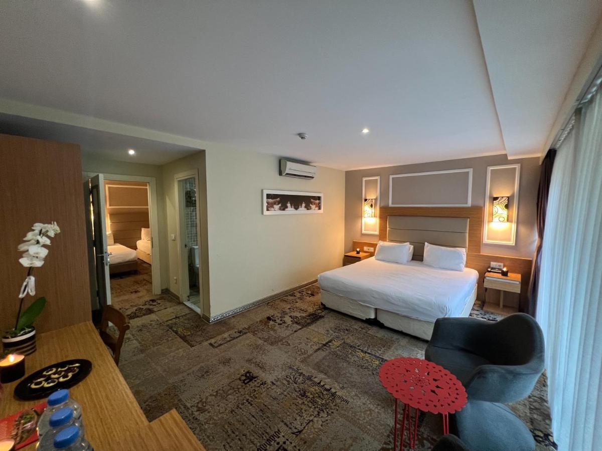 een hotelkamer met een bed en een stoel bij All Seasons Hotel in Istanbul