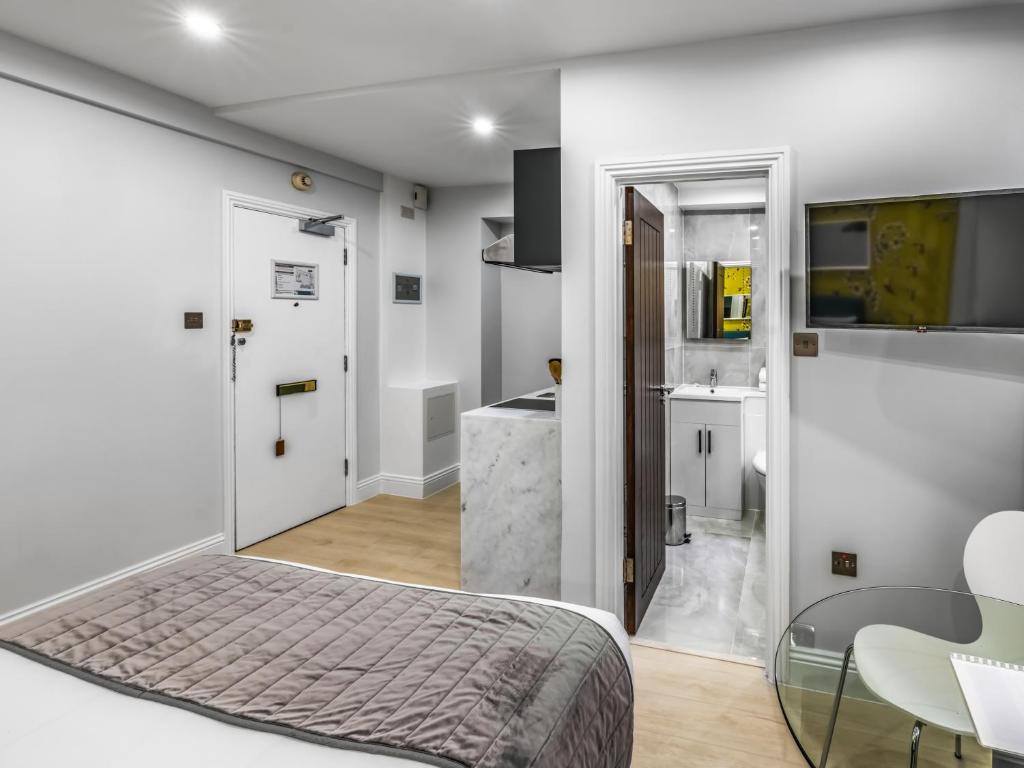 Chelsea Cloisters image 1