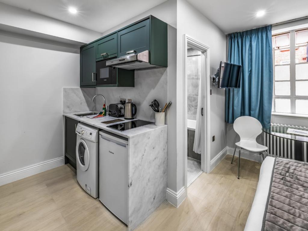 Chelsea Cloisters image 2