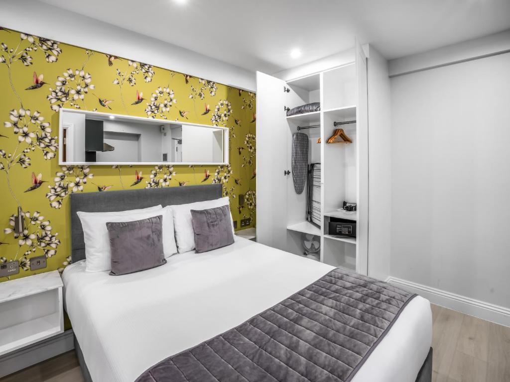 Chelsea Cloisters image 0