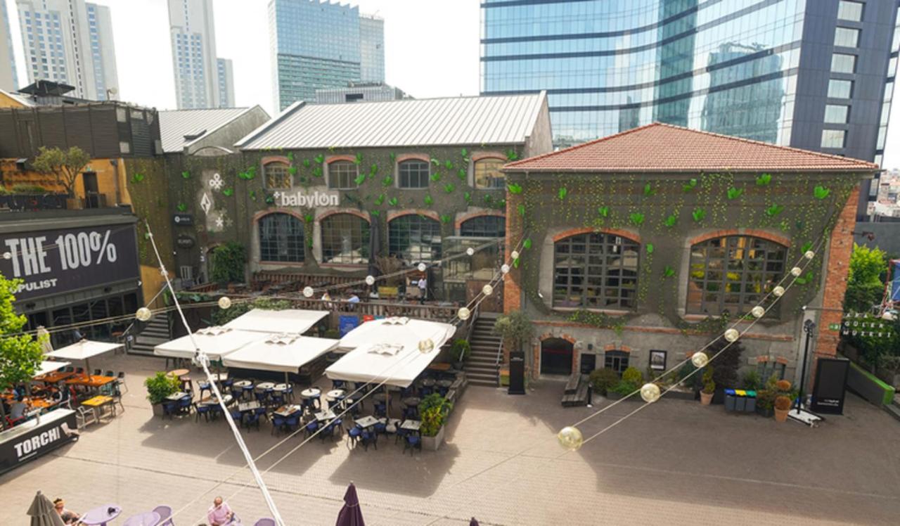 een bovenaanzicht van een gebouw in een stad bij Sparkle Hotel in Istanbul