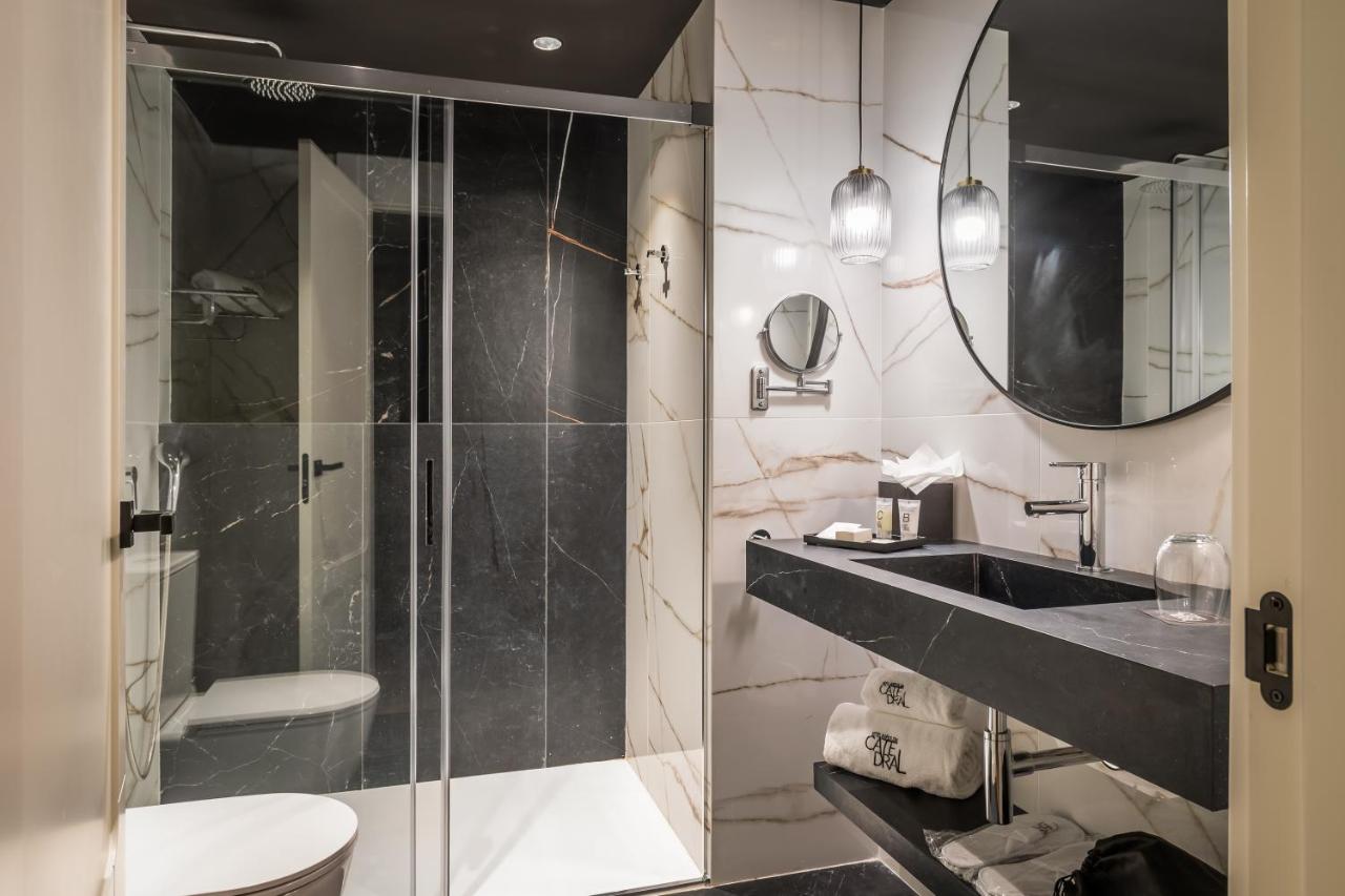 een badkamer met een douche, een wastafel en een toilet. bij Hotel Barcelona Catedral 4 Sup in Barcelona