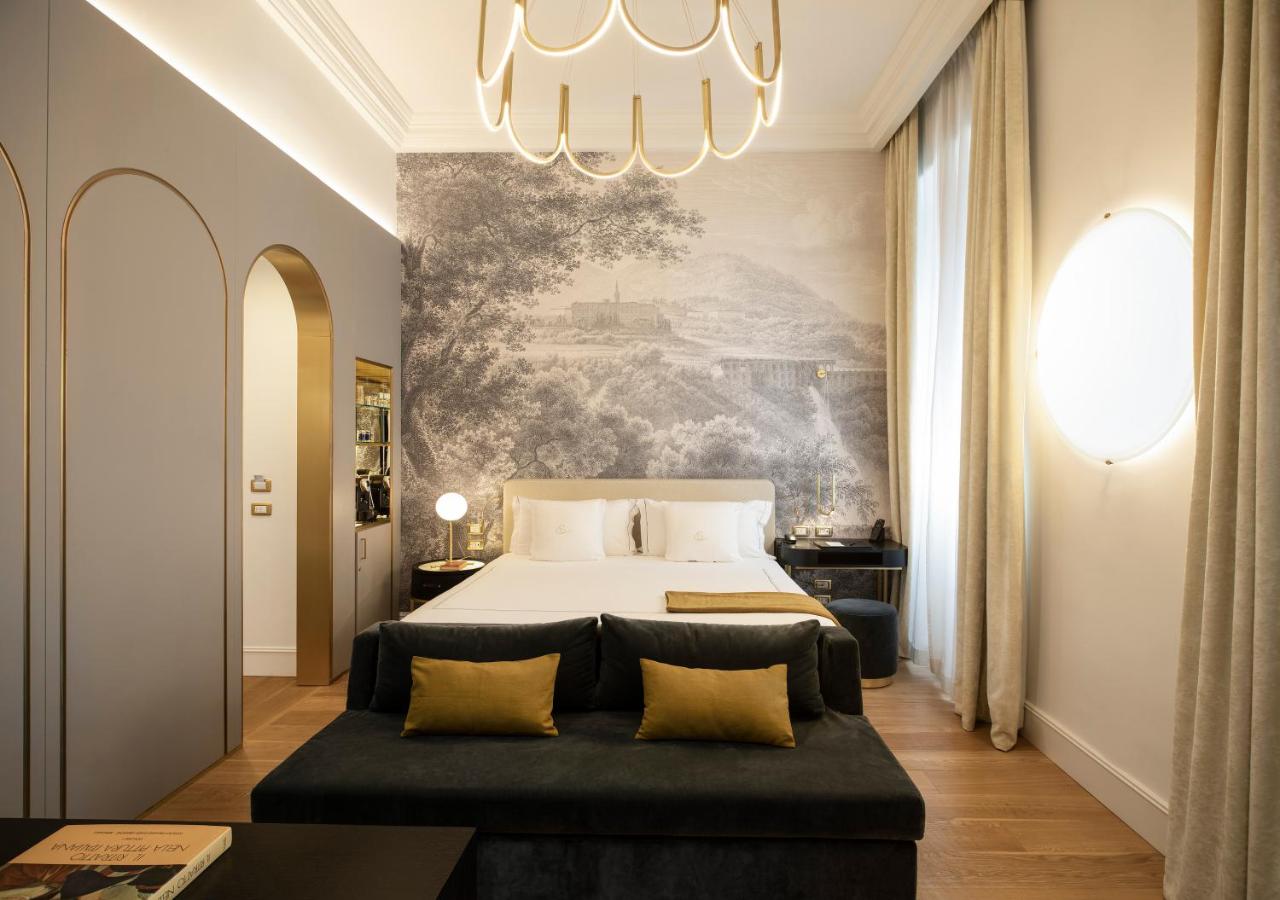 een slaapkamer met een bed en een kroonluchter bij Elizabeth Unique Hotel | a Member of Design Hotels™ in Rome