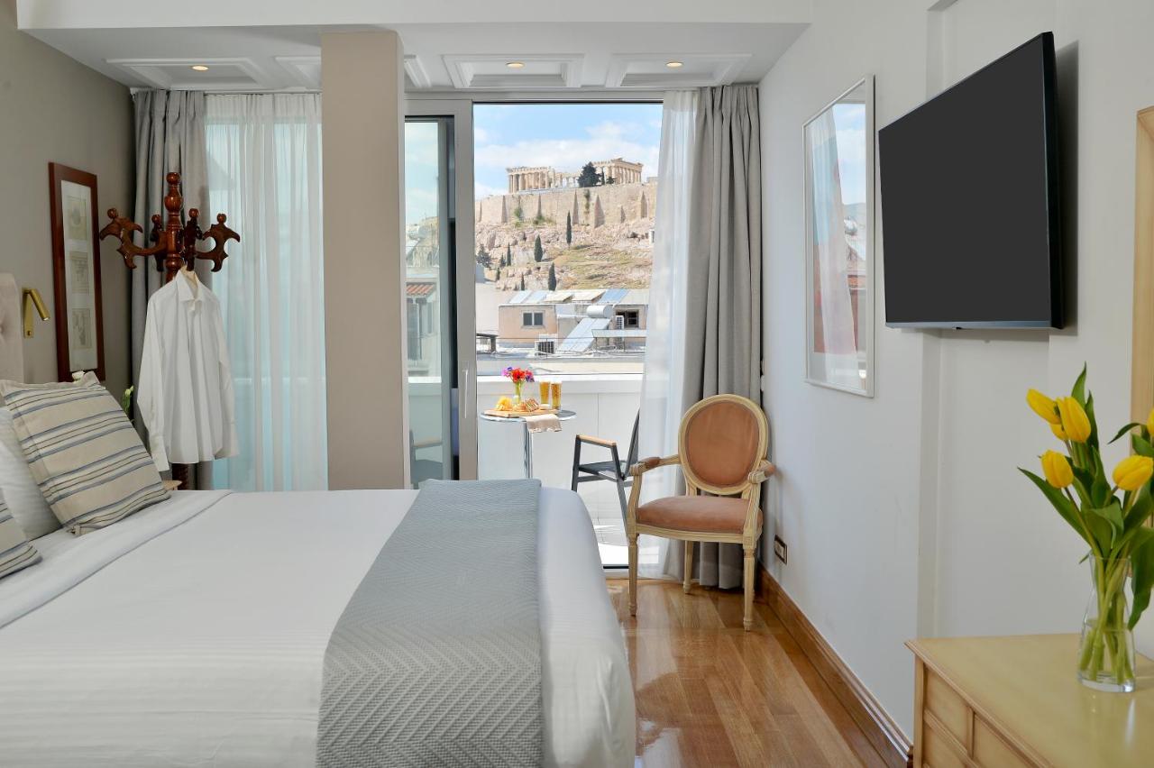 een hotelkamer met een bed en een tv bij Acropolian Spirit Boutique Hotel in Athene