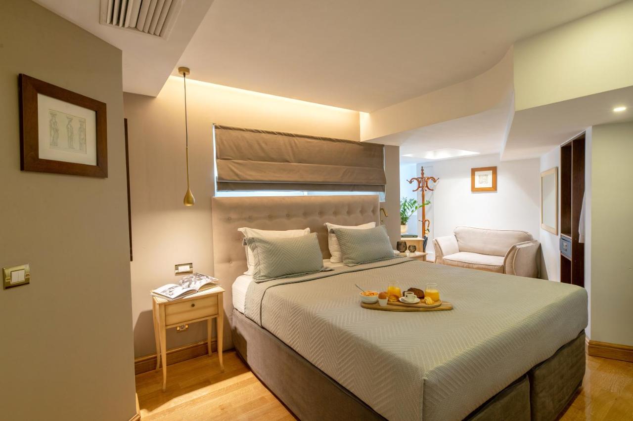 een slaapkamer met een bed waarop een dienblad met fruit staat bij Acropolian Spirit Boutique Hotel in Athene