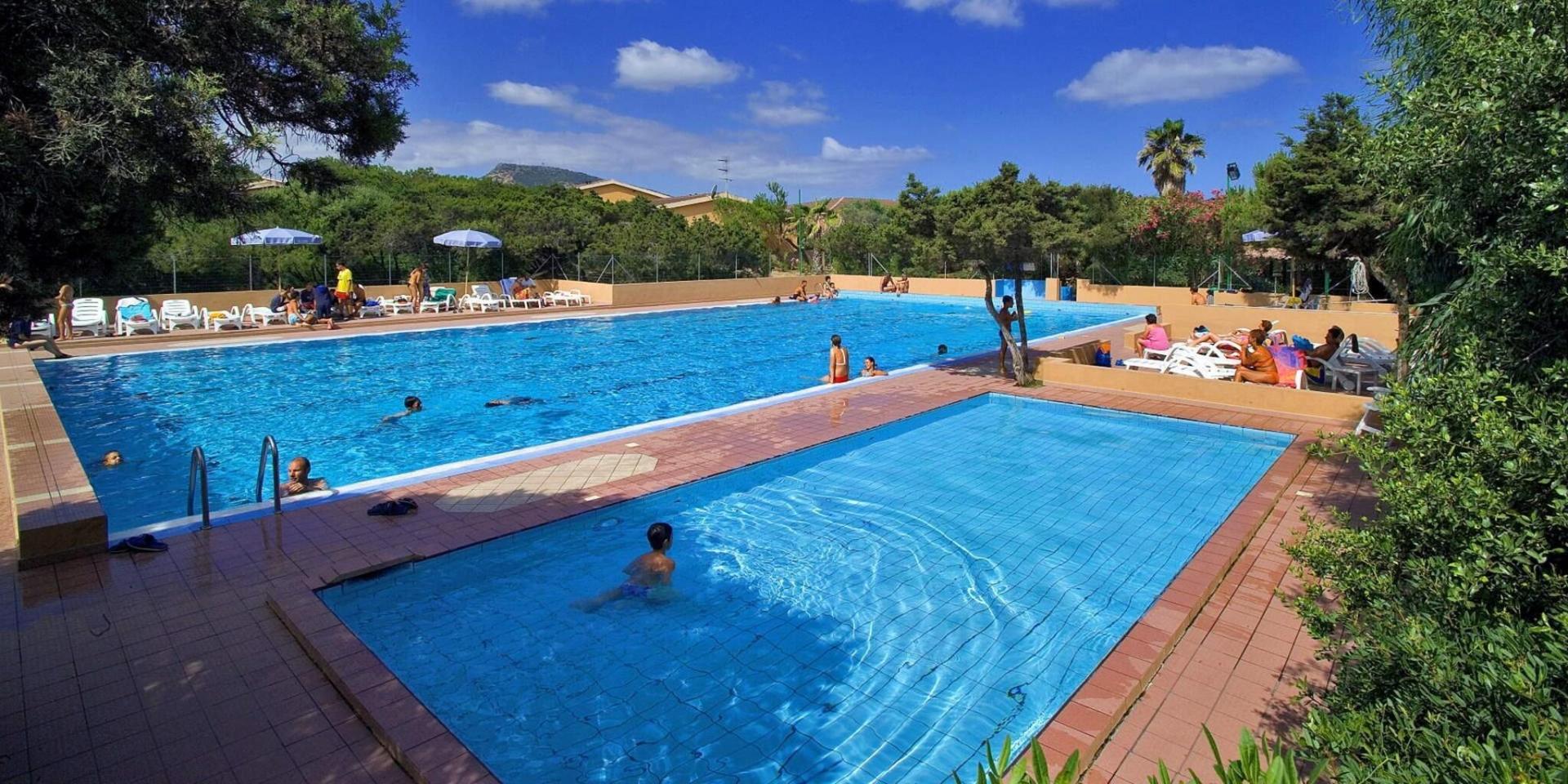 Buitenzwembad met ligbedden — Club Hotel Baiaverde & Club Residence Baiaverde