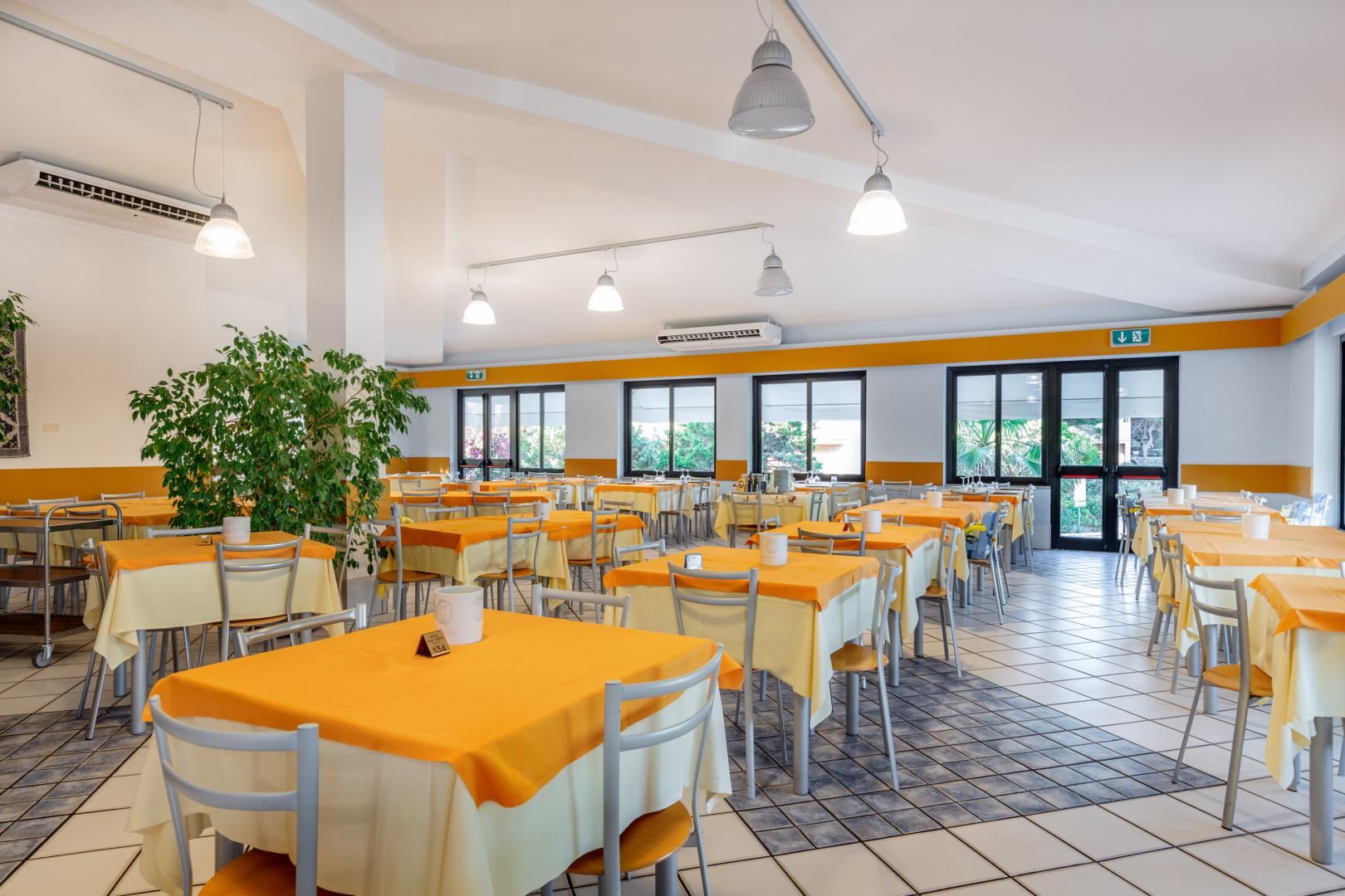 Restaurant met gedekte tafels — Club Hotel Baiaverde & Club Residence Baiaverde