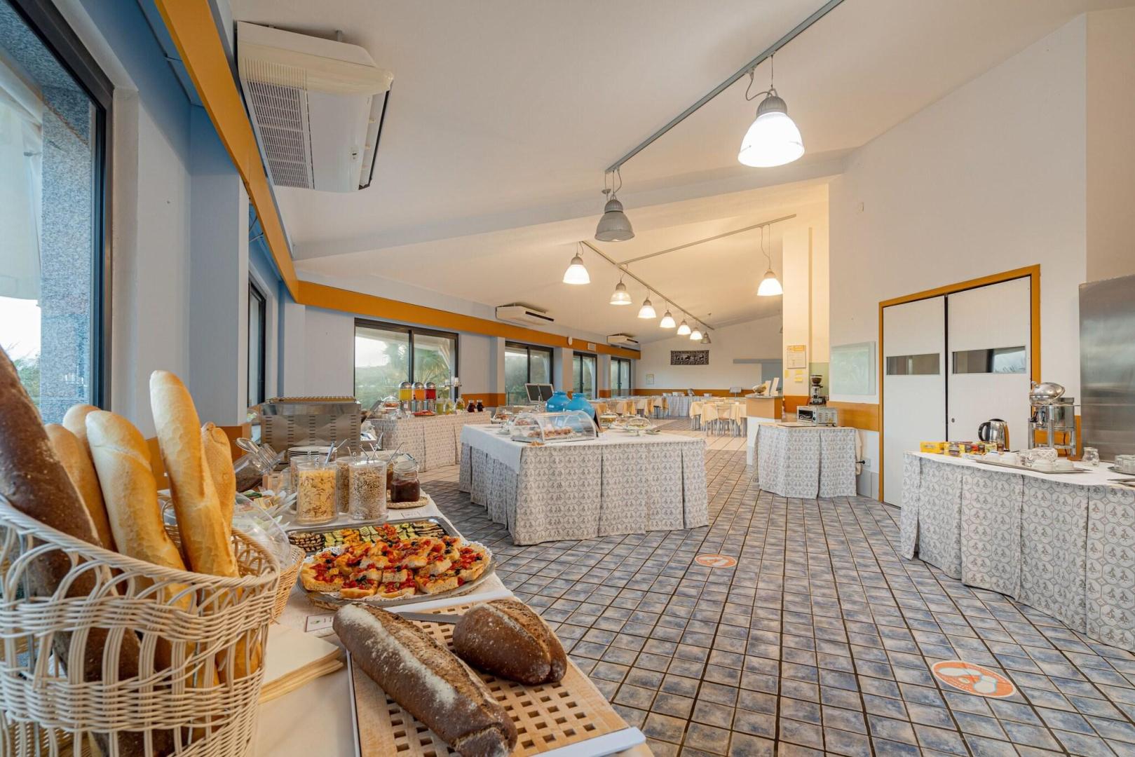 Restaurant met gedekte tafels — Club Hotel Baiaverde & Club Residence Baiaverde