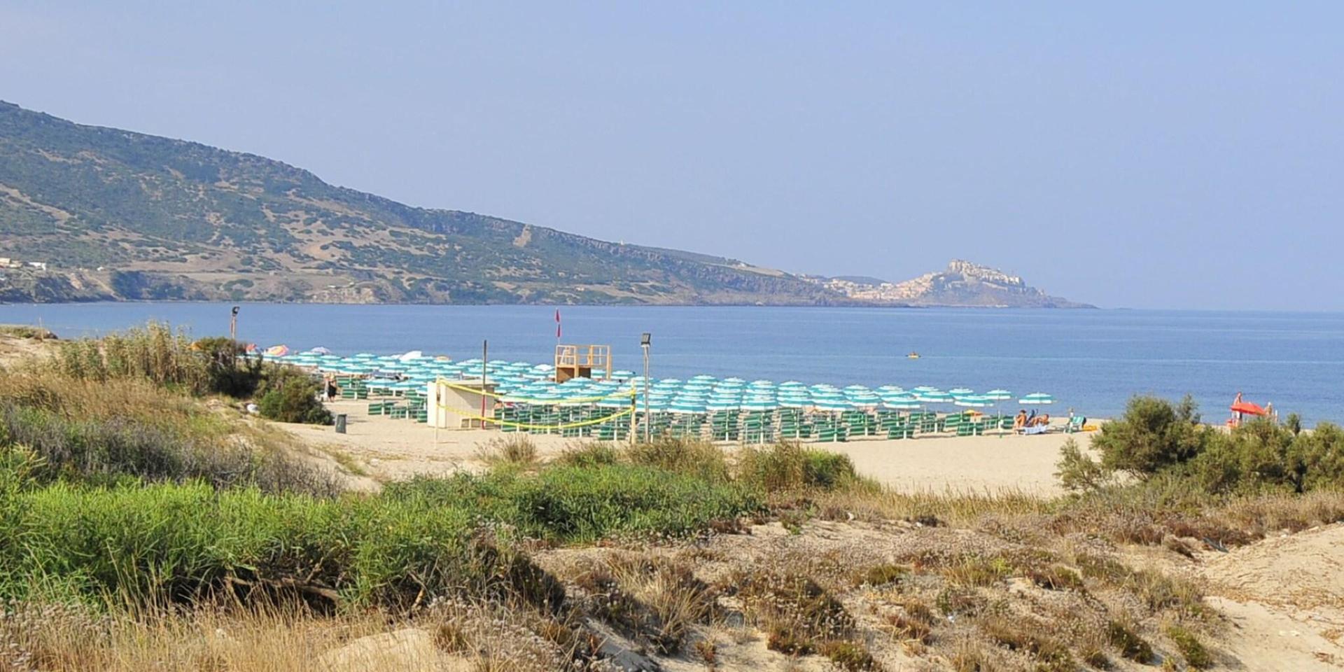 Privéstrand met parasols — Club Hotel Baiaverde & Club Residence Baiaverde