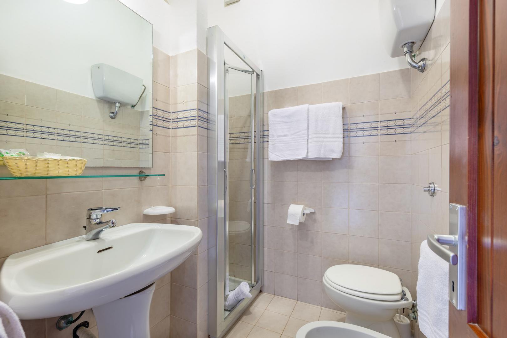 Badkamer met inloopdouche — Club Hotel Baiaverde & Club Residence Baiaverde