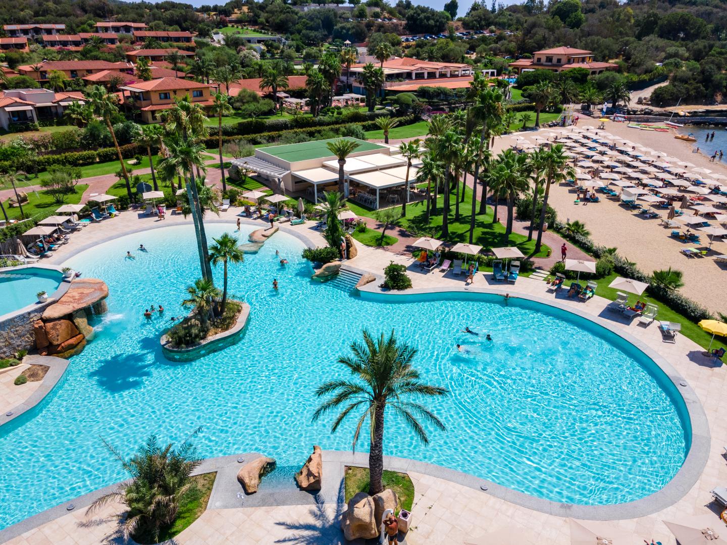 Zwembad omringd door palmbomen — Hotel Club Saraceno