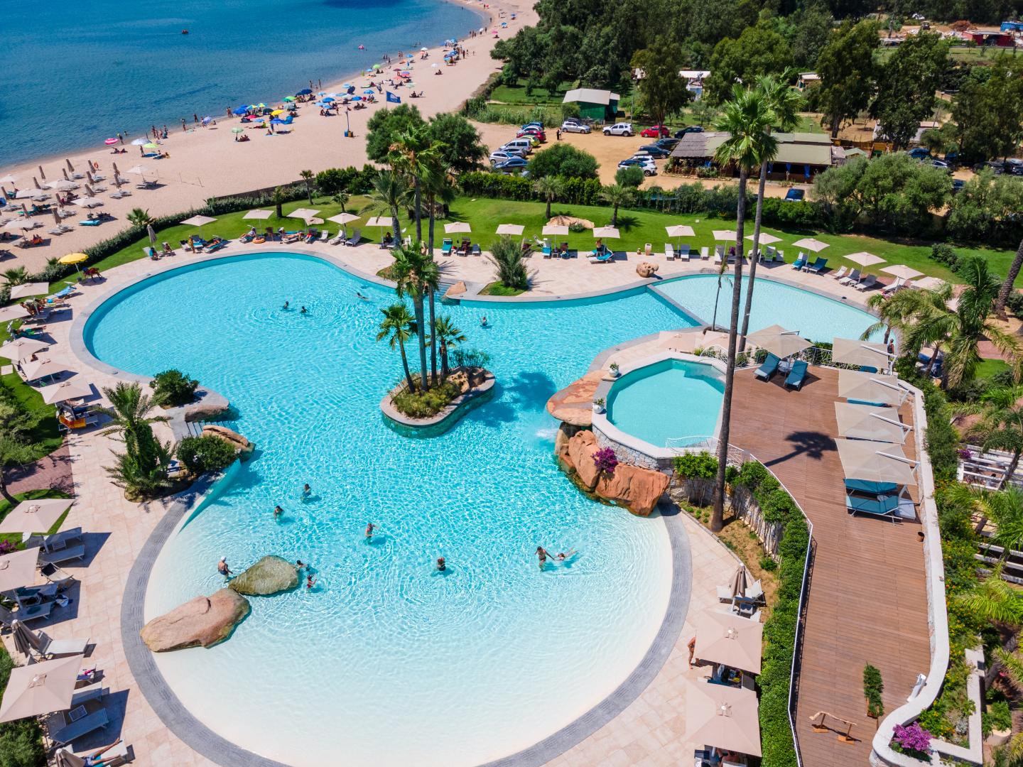 Zwembad omringd door palmbomen — Hotel Club Saraceno