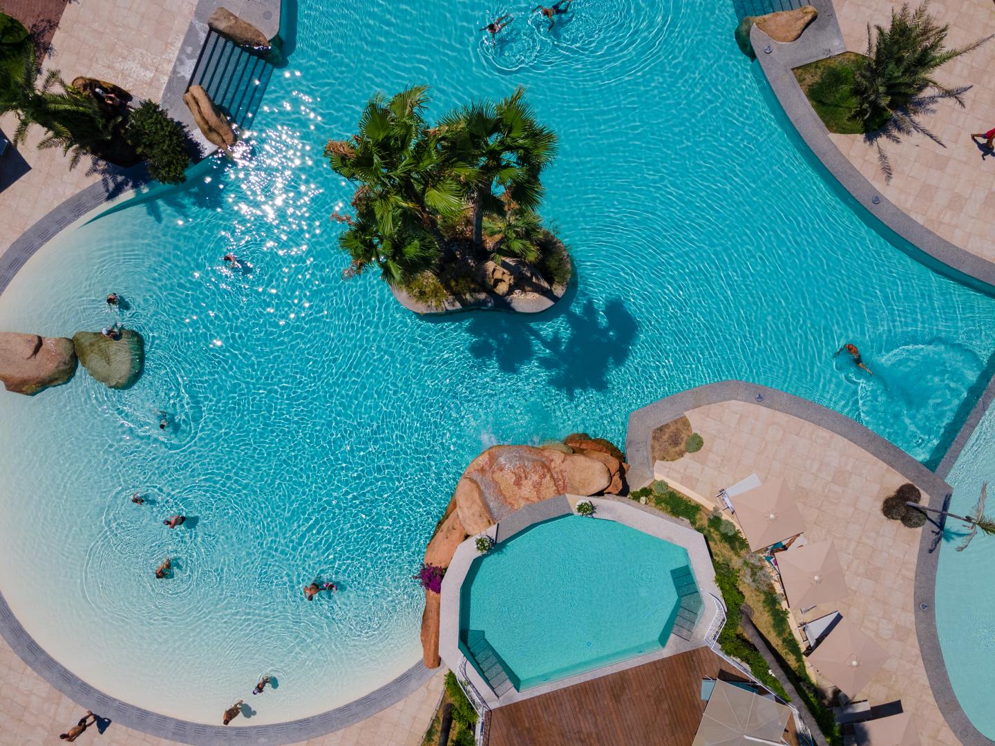 Zwembad omringd door palmbomen — Hotel Club Saraceno