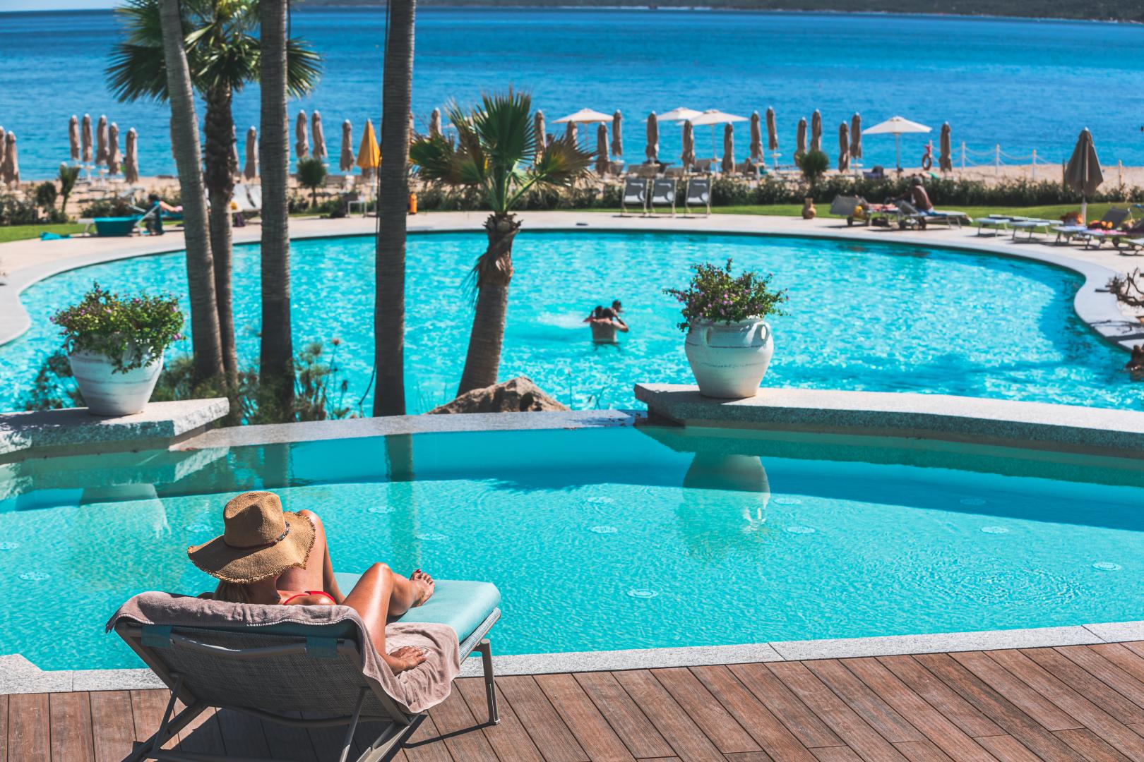 Buitenzwembad met ligbedden — Hotel Club Saraceno