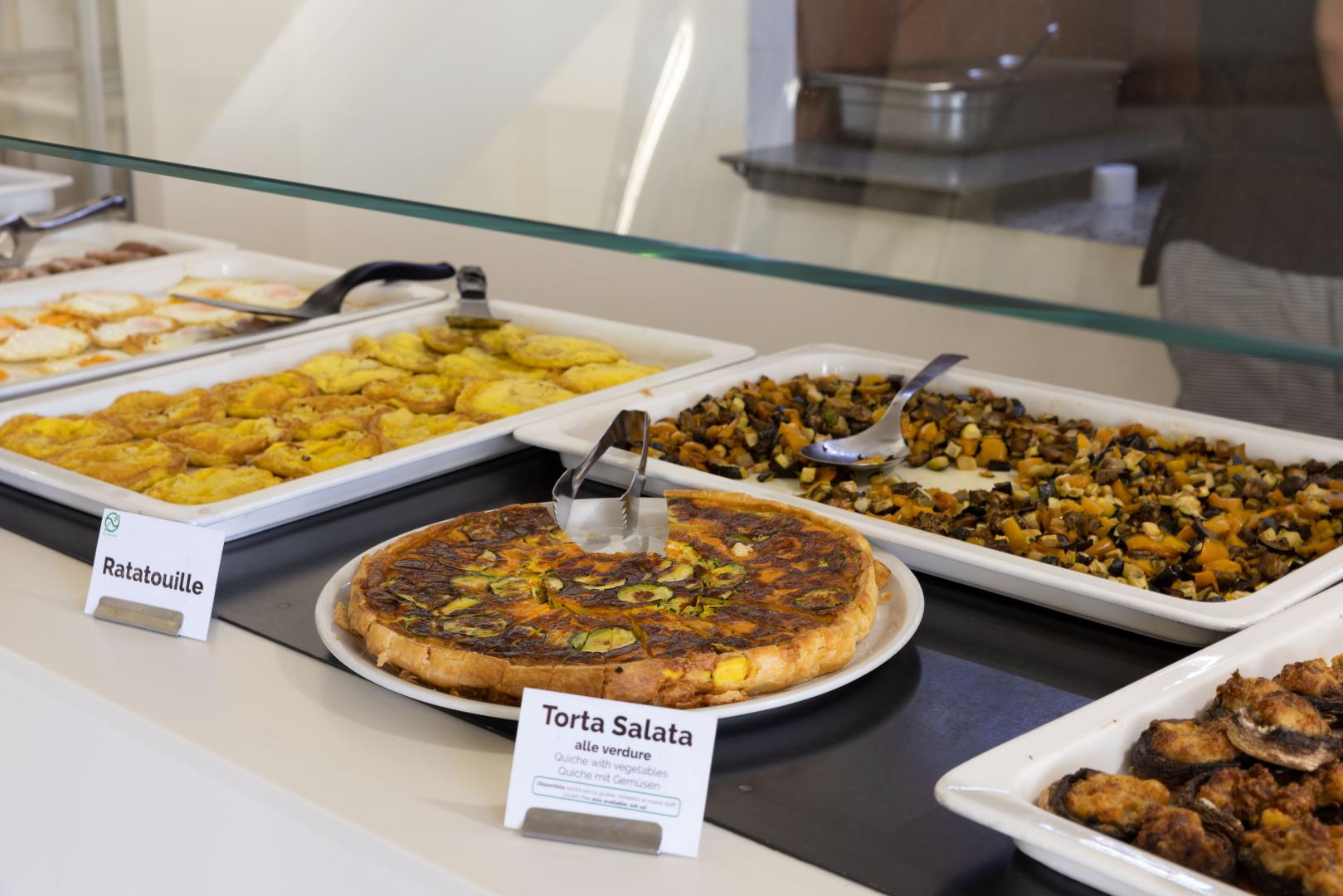 Buffet met diverse gerechten — Hotel Club Saraceno
