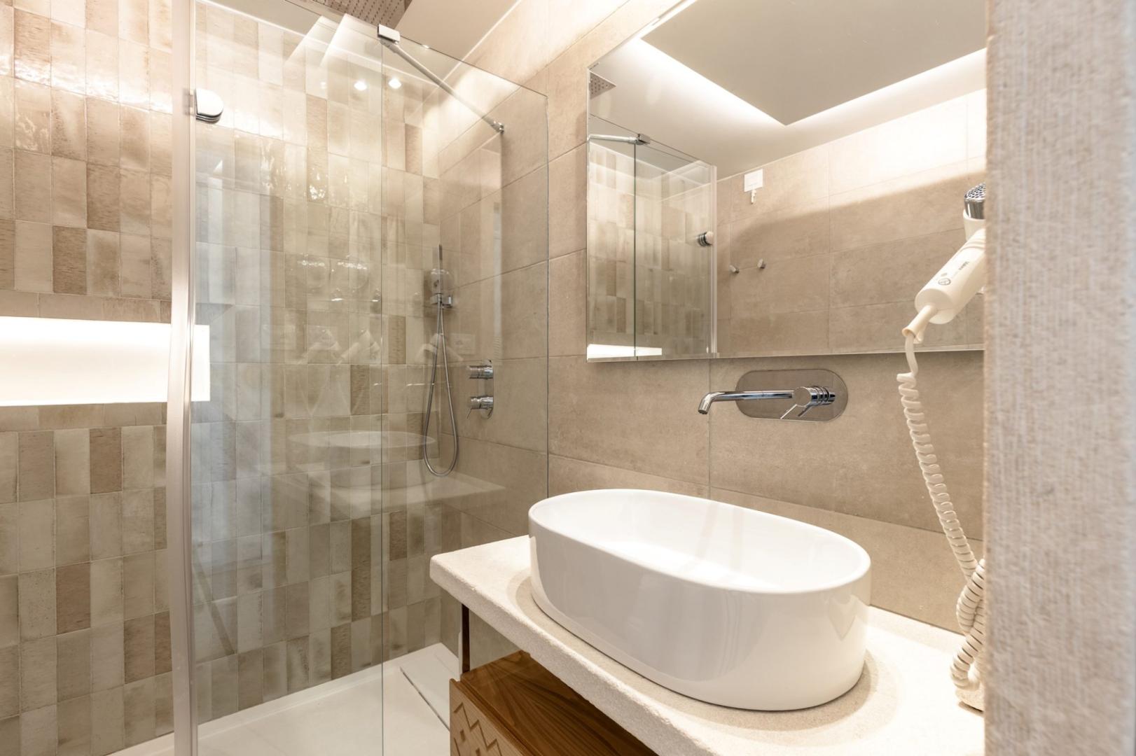 Badkamer met inloopdouche — Hotel Club Saraceno