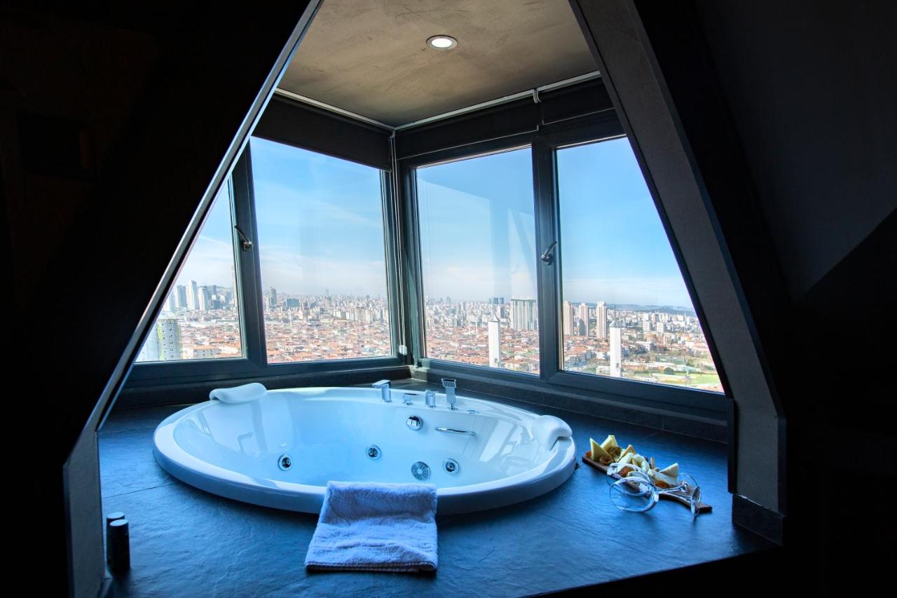 een groot bad in een kamer met grote ramen bij Cityloft 161 in Istanbul +154 foto's