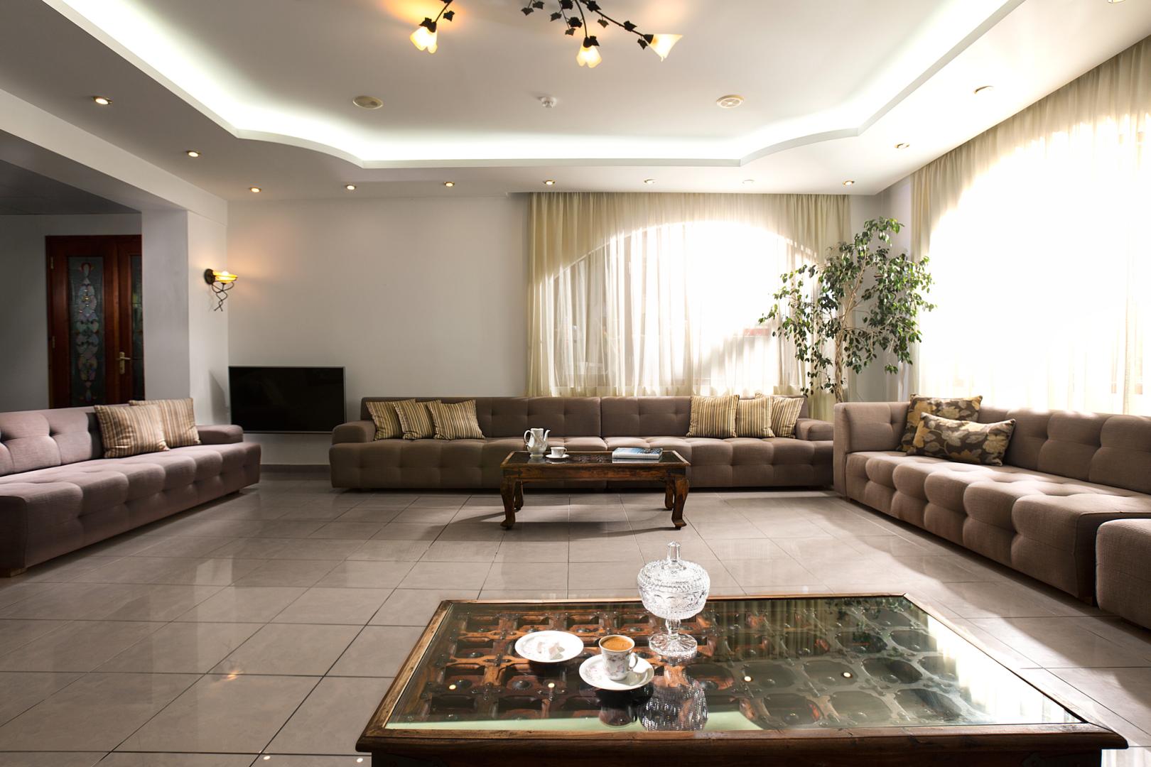 Relaxruimte met ligbedden — Almyrida Beach