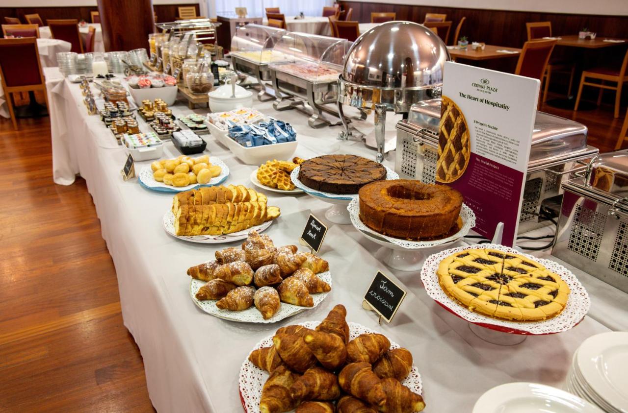 een tafel vol met diverse gebakjes, taarten en pasteien bij Crowne Plaza Venice East by IHG in Quarto dʼAltino