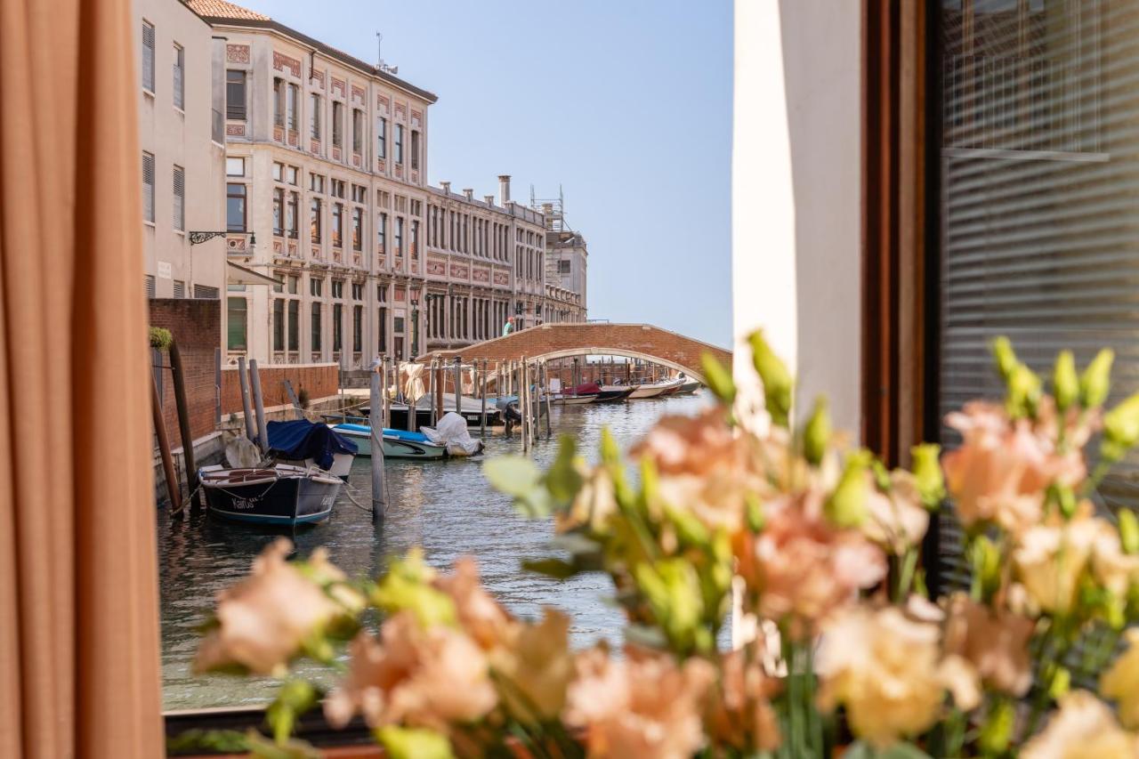 een uitzicht op een kanaal met boten en gebouwen bij Hotel Giudecca Venezia in Venetië