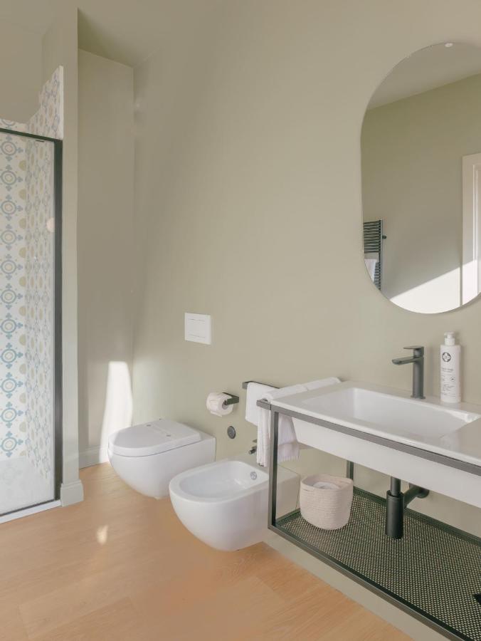 een witte badkamer met een toilet en een wastafel bij Unconventional Sorrento Coast in Sant'Agnello